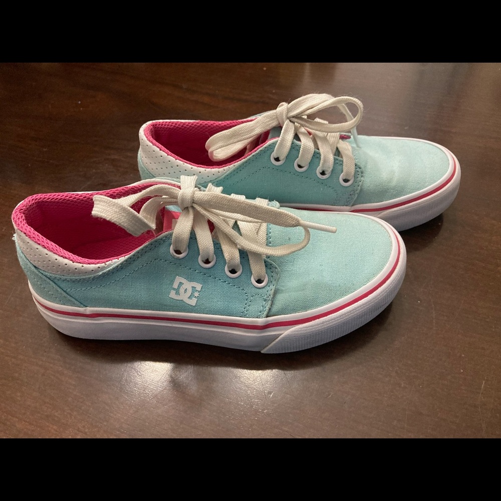 Girls DC sneakers sz 1